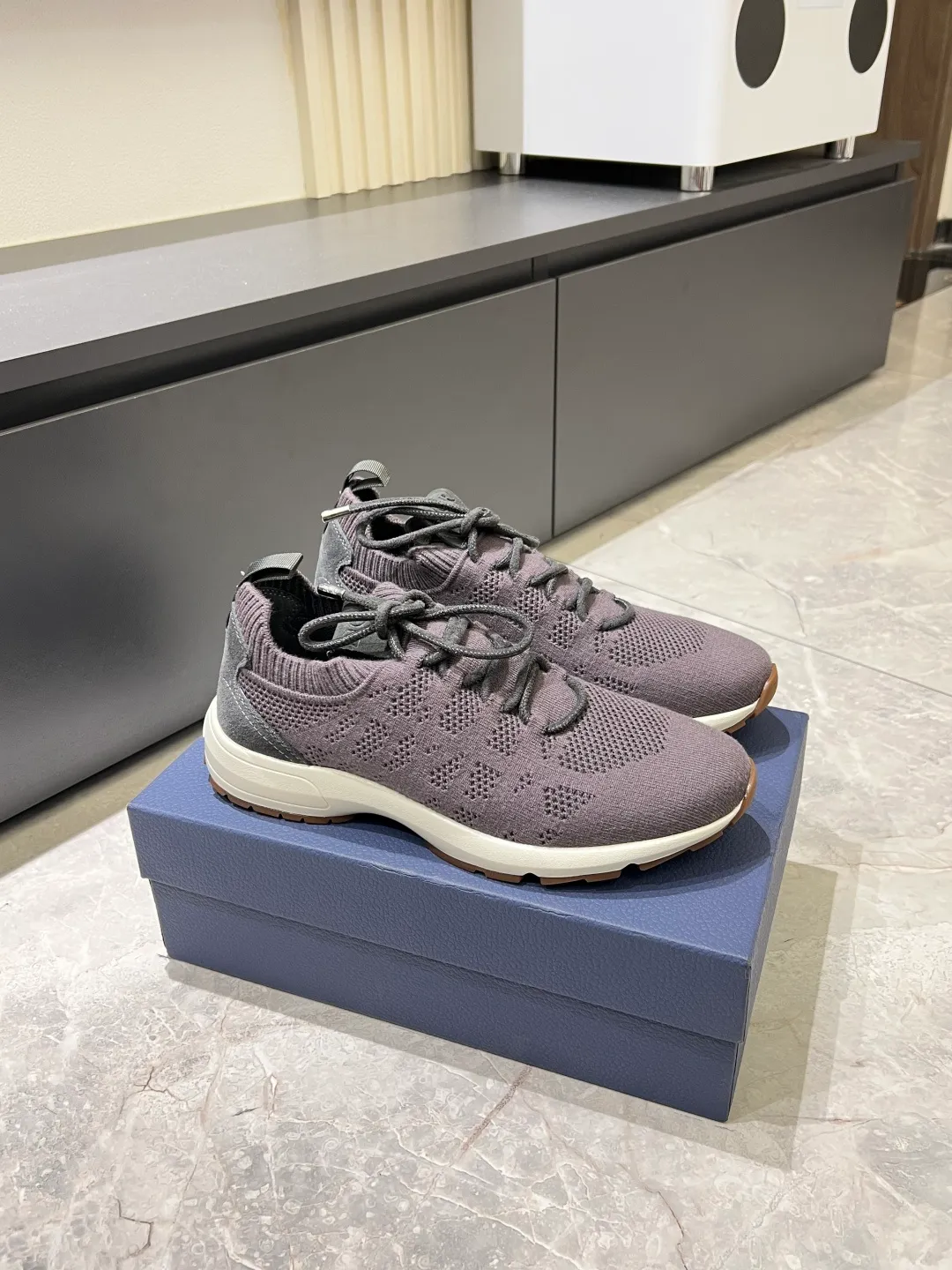p380 Dior B80 sneakers are a new product of Dior men's series, focusing on comfort and fashion. The upper is made of breathable mesh + fabric splicing, which is lightweight and fits the shape of the foot, making it super comfortable for daily wear. The sole is made of rubber, which has great grip and wear resistance, and is suitable for commuting or light sports. The overall style is simple, the gray tone is versatile, and the shoelaces are adjustable for a more stable fit. Designed by Kim Jones, it is both practical and trendy. It is one of the new hot items in early spring①. size: 38-45 (45 customized)